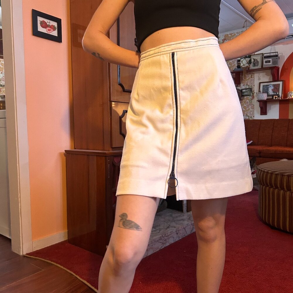 1970 white and navy contrast stitch tennis skirt with ring zip!